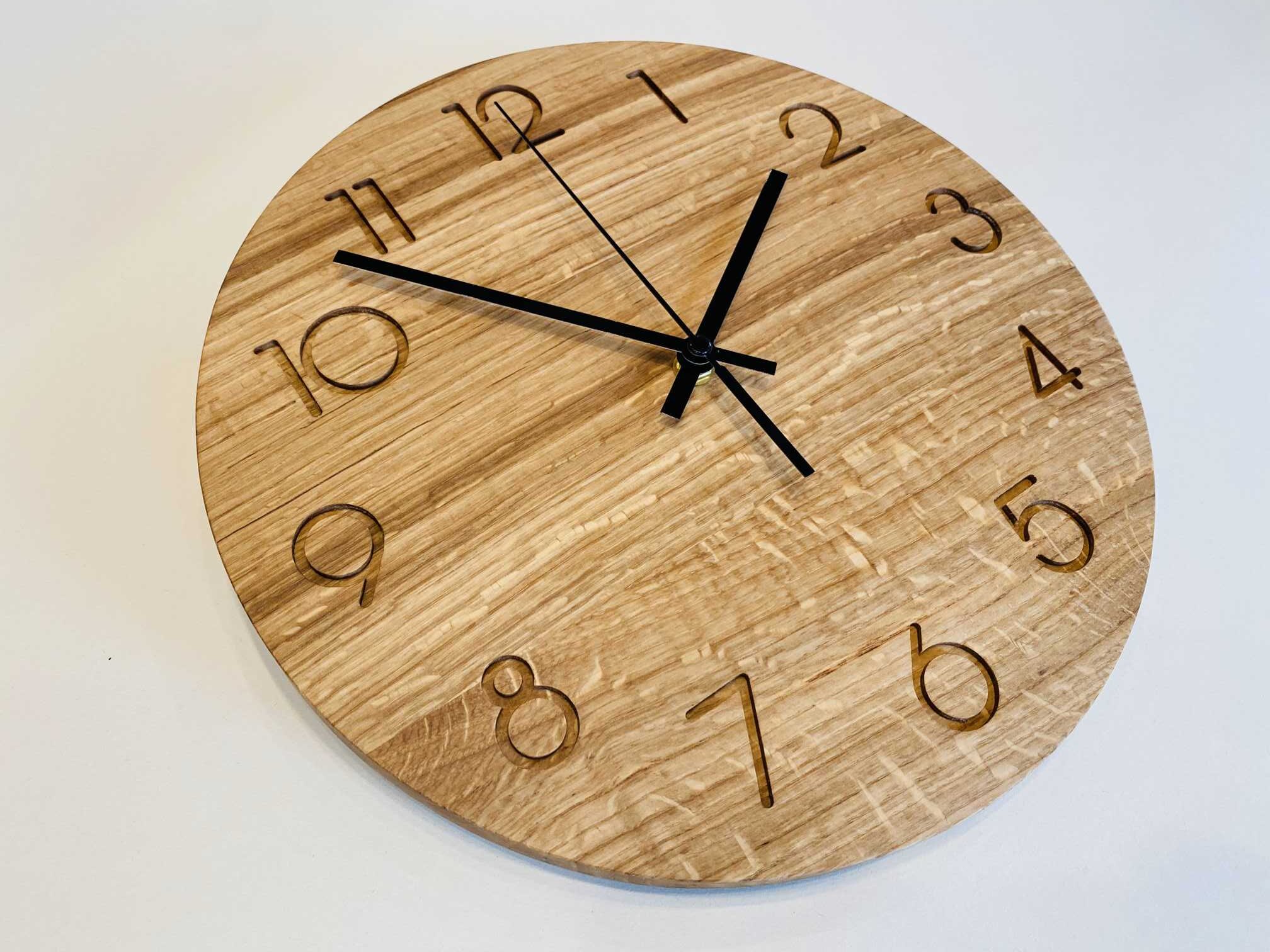Zegar dębowy, geometryczne cyfry, średnica 31 cm - obrazek 5