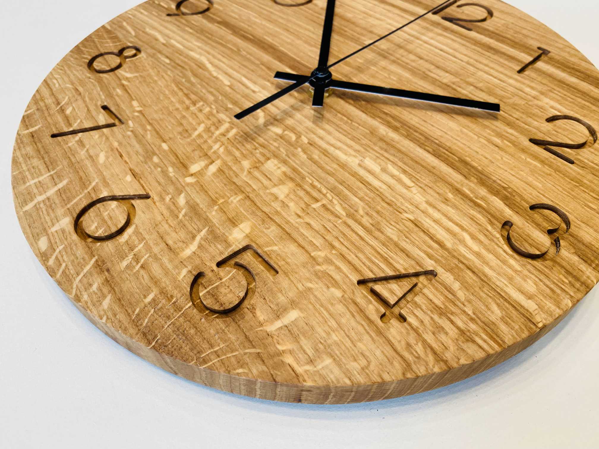 Zegar dębowy, geometryczne cyfry, średnica 31 cm - obrazek 7