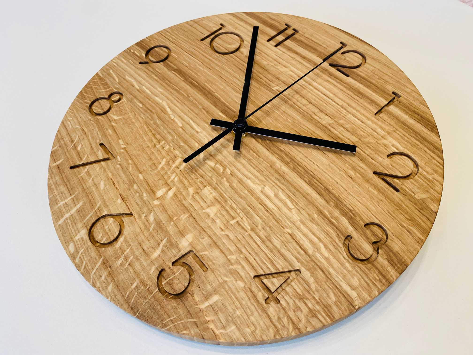 Zegar dębowy, geometryczne cyfry, średnica 31 cm - obrazek 4