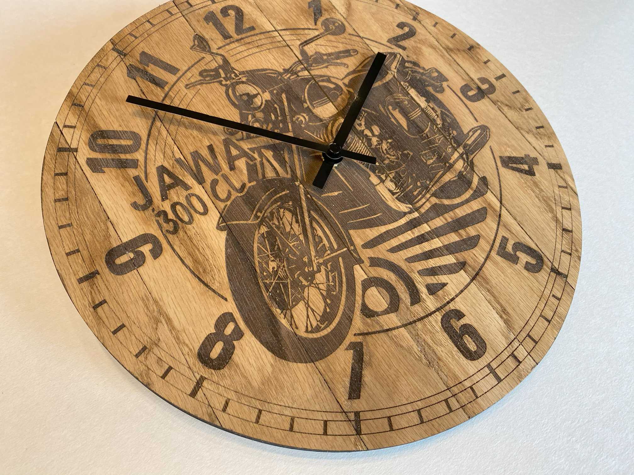 Zegar retro Jawa dębowy, średnica 31,5 cm - obrazek 4
